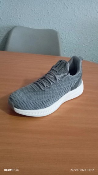 Zapatillas deportivas Feethit grises y blancas