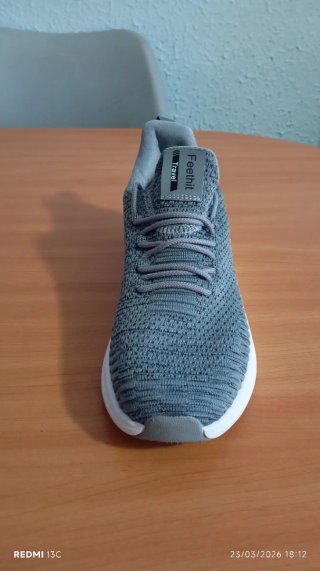 Zapatillas deportivas Feethit grises y blancas