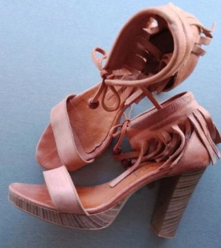 Sandalias zapatos de tacón Mustang.Talla 37