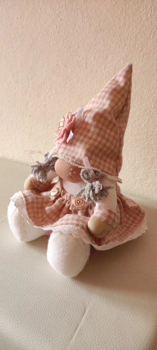 Dolce gnoma rosa a quadri