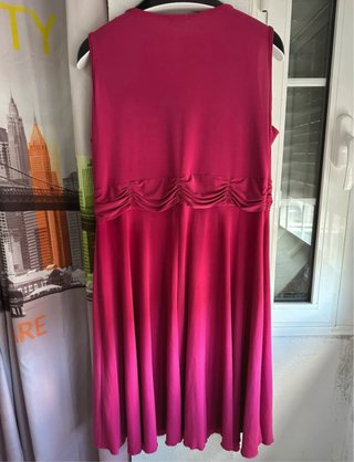 Vestido fucsia drapeado con escote