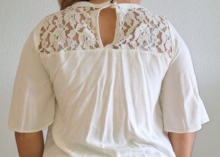 Blusa color crudo con encaje