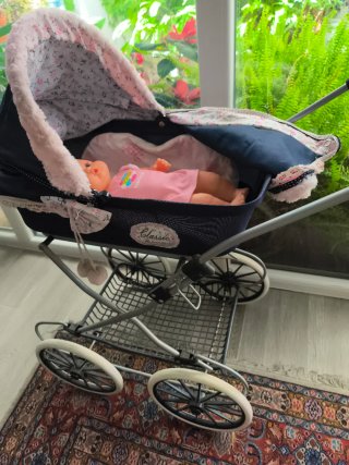 Carrito de bebé de juguete mas una cuna de regalo