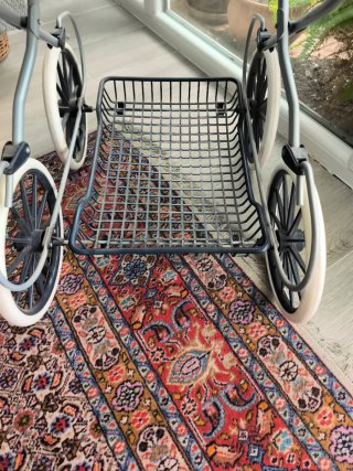 Carrito de bebé de juguete mas una cuna de regalo