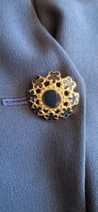 Tailleur vintage con bottone gioiello