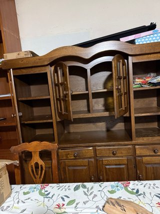 Mueble vitrina de madera y cristal