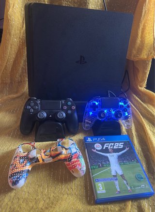 PS4 + 4 juegos + 2 mandos, como nueva