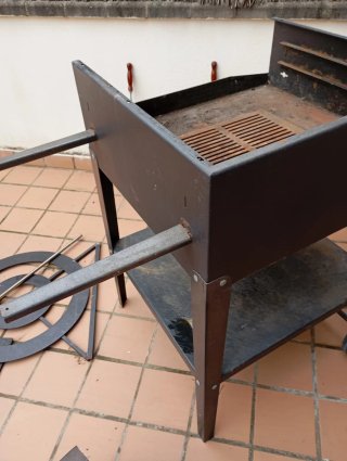 Barbacoa de metal negra