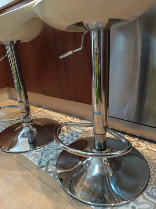 Sillas Altas Cocina Cromadas y Blancas