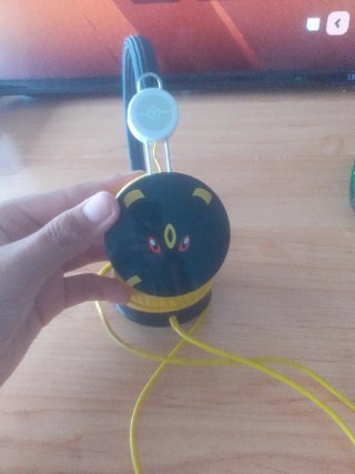 Cascos negros con detalles amarillos