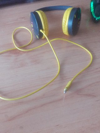 Cascos negros con detalles amarillos