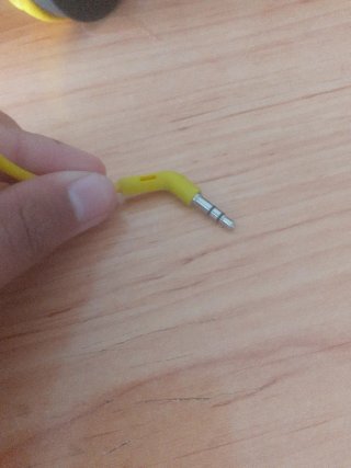 Cascos negros con detalles amarillos