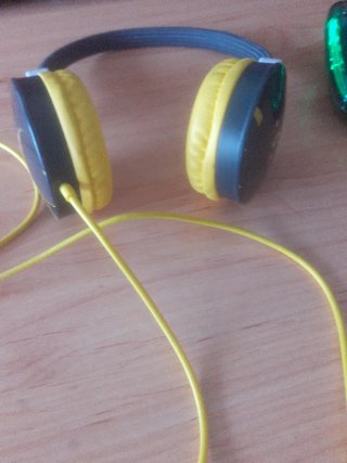 Cascos negros con detalles amarillos