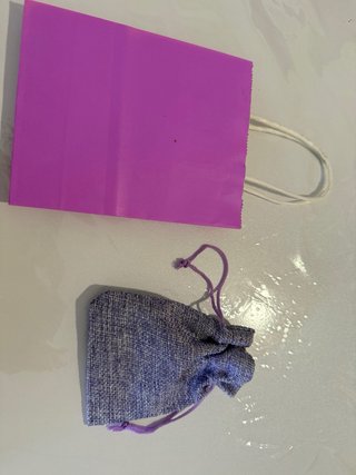 Pulsera morada con símbolo mujer Echa a mano