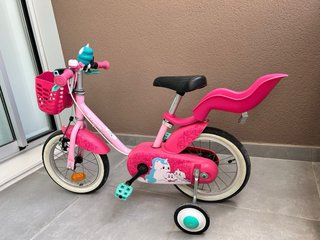 Bicicleta infantil rosa con ruedines