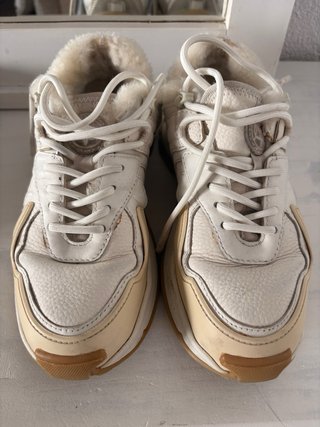 Zapatos de invierno beige y blancos