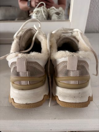 Zapatos de invierno beige y blancos
