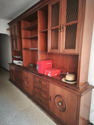 Mueble librería de madera y cristal
