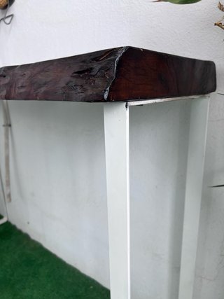 Mesa de madera rústica oscura (recién pintada)