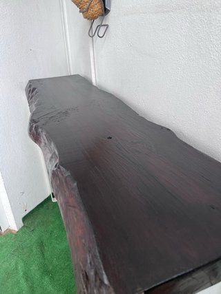 Mesa de madera rústica oscura (recién pintada)