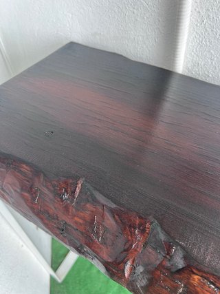 Mesa de madera rústica oscura (recién pintada)