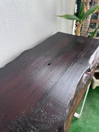 Mesa de madera rústica oscura (recién pintada)