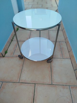 Mesa auxiliar redonda IKEA cristal y metal
