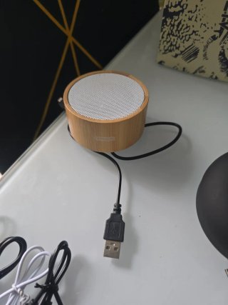 Altavoz Bluetooth Negro y Marrón