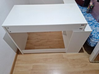Escritorio blanco con estanterías
