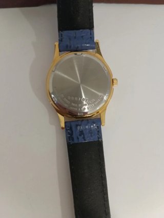 Reloj y bolígrafo en caja de madera