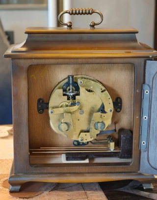 Orologio da tavolo con meccanismo a carillon