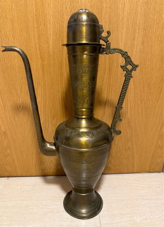 Tetera decorativa de metal dorada