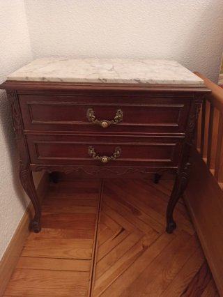 Muebles de madera y mármol