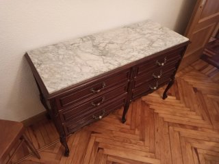 Muebles de madera y mármol