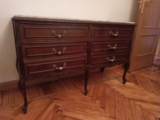Muebles de madera y mármol