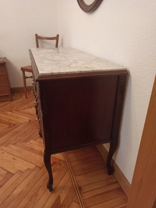 Muebles de madera y mármol