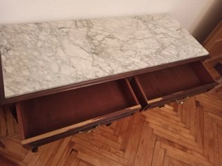 Muebles de madera y mármol