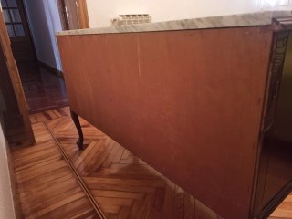 Muebles de madera y mármol