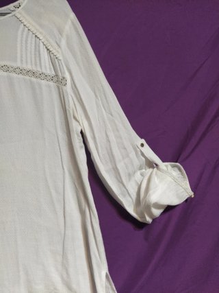 Blusa blanca manga larga con encaje de viscosa.