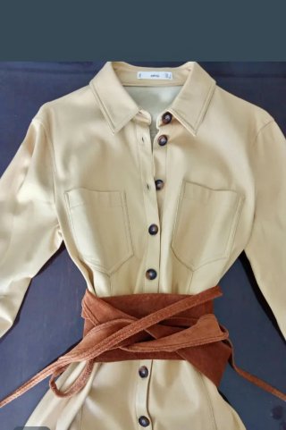 Chaqueta vainilla pastel con cinturón.