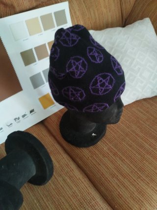 Gorro negro con estrellas rojas