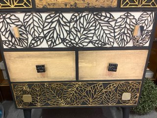 Mueble pintado a mano negro y dorado