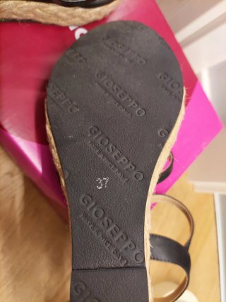 Zeppa nera con dettaglio corda