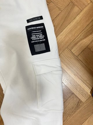 Conjunto sudadera crop y pantalón cargo blanco