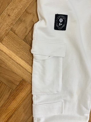 Conjunto sudadera crop y pantalón cargo blanco
