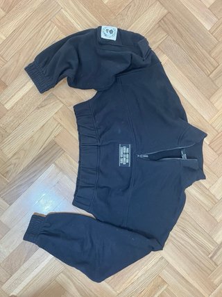 Conjunto sudadera crop y pantalón cargo blanco