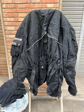 Cascos de moto, ropa motero y otros accesorios.