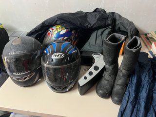 Cascos de moto, ropa motero y otros accesorios.