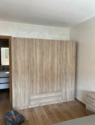 Armario de madera color beige