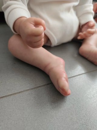 Bebé Reborn realista con ropa.
